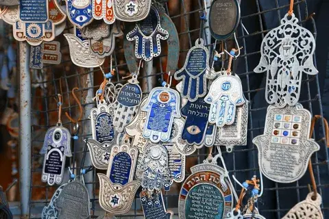 Hand of Fatima vs. Hamsa